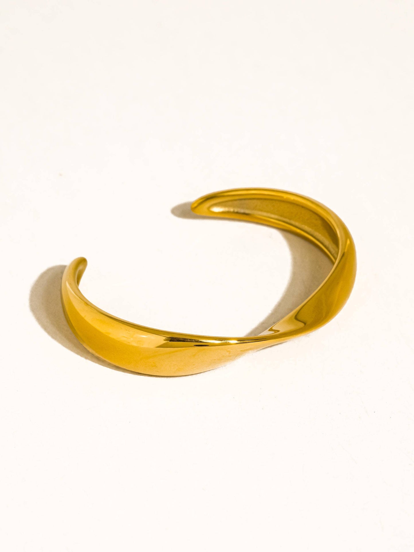 SLEEK 18K GOLD CUFF BRACELET