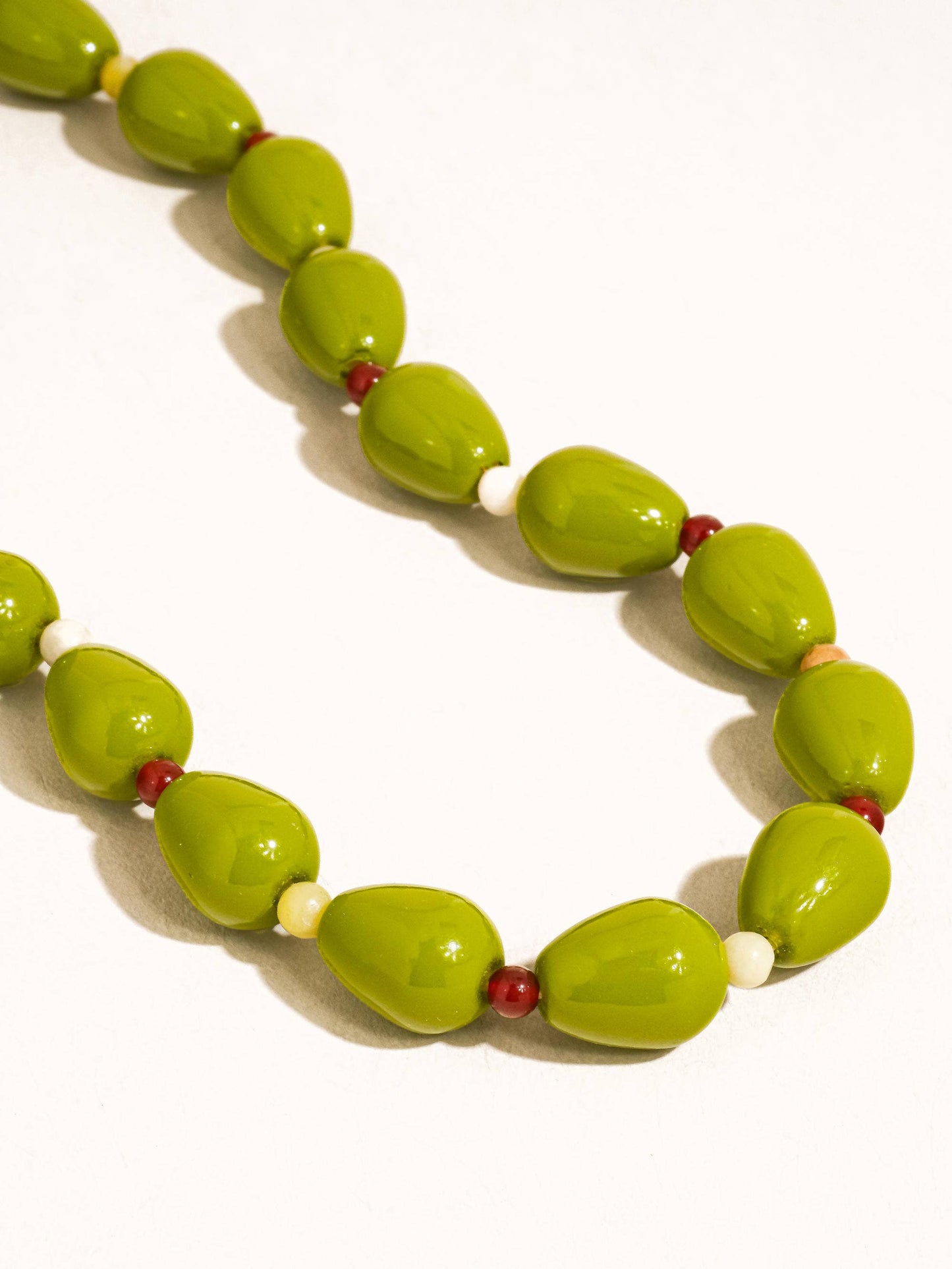 OLIVE RETRO BEADED NECKLACE
