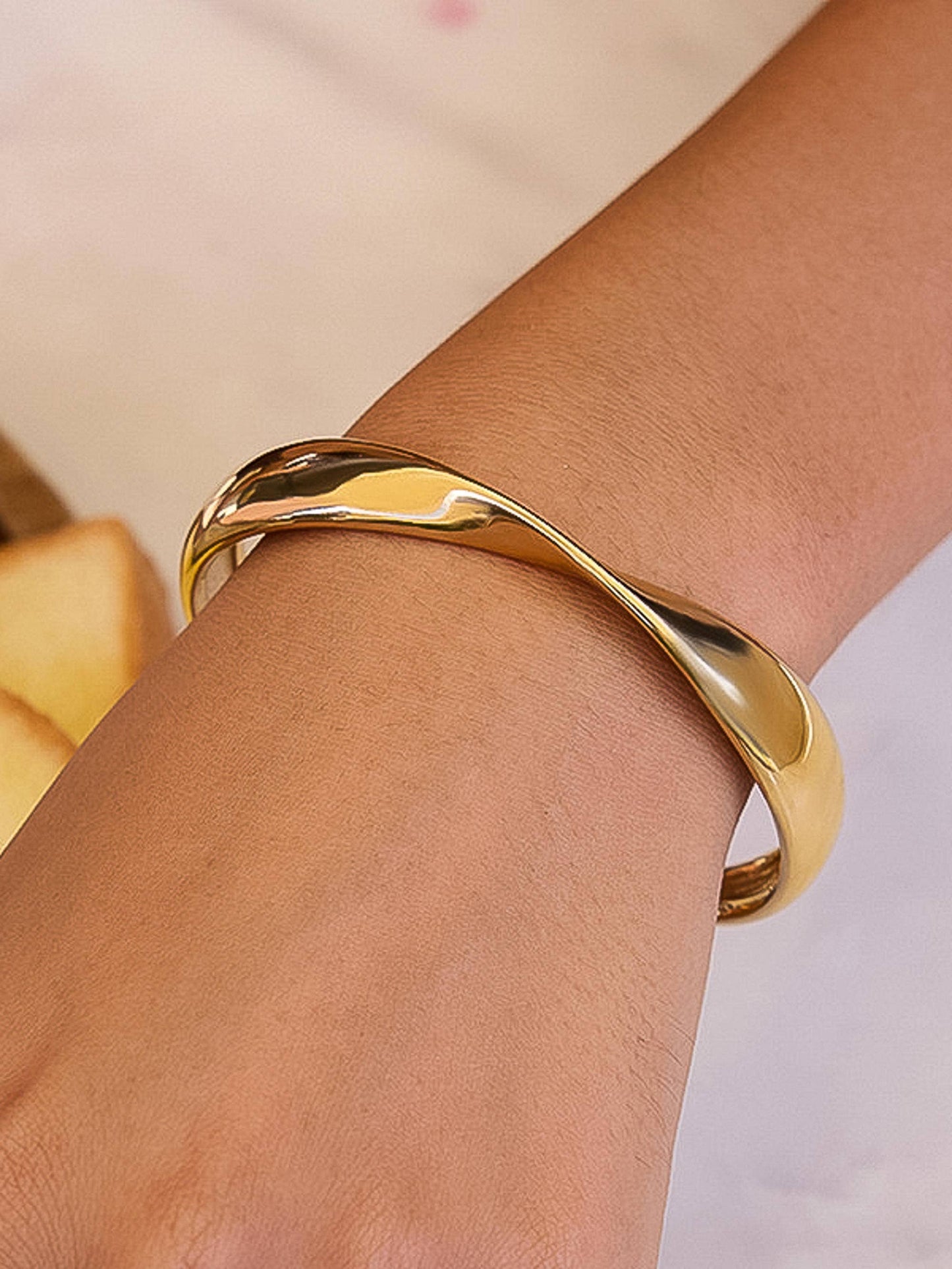 SLEEK 18K GOLD CUFF BRACELET
