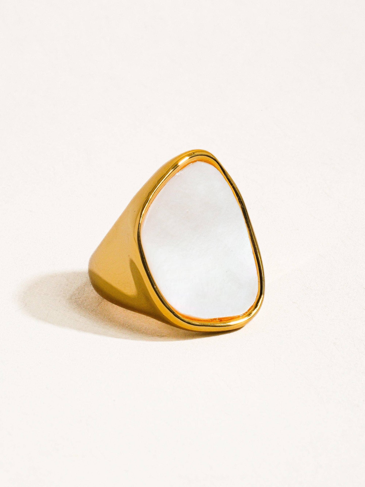 CALI 18k GOLD SHELL RING