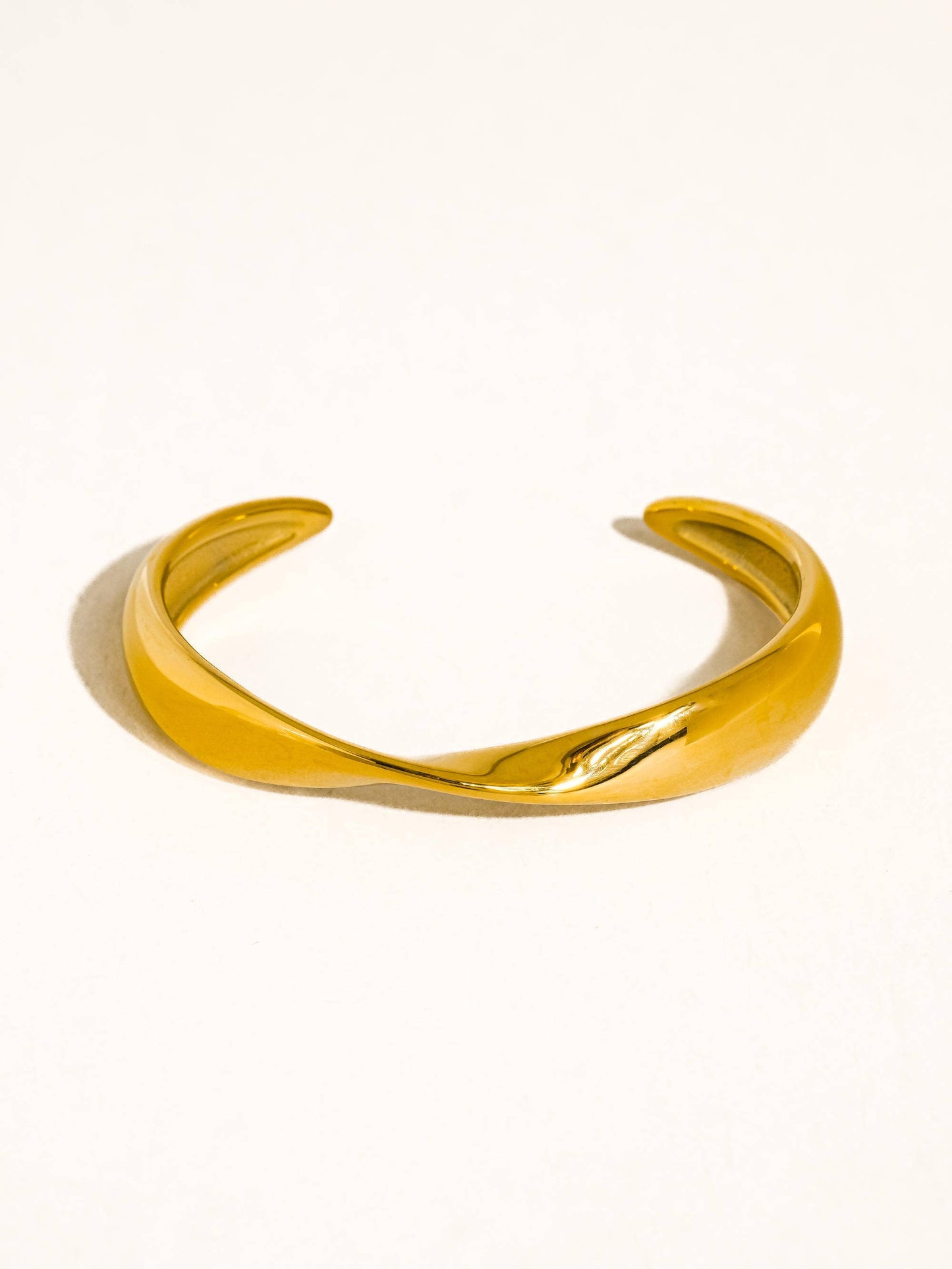 SLEEK 18K GOLD CUFF BRACELET
