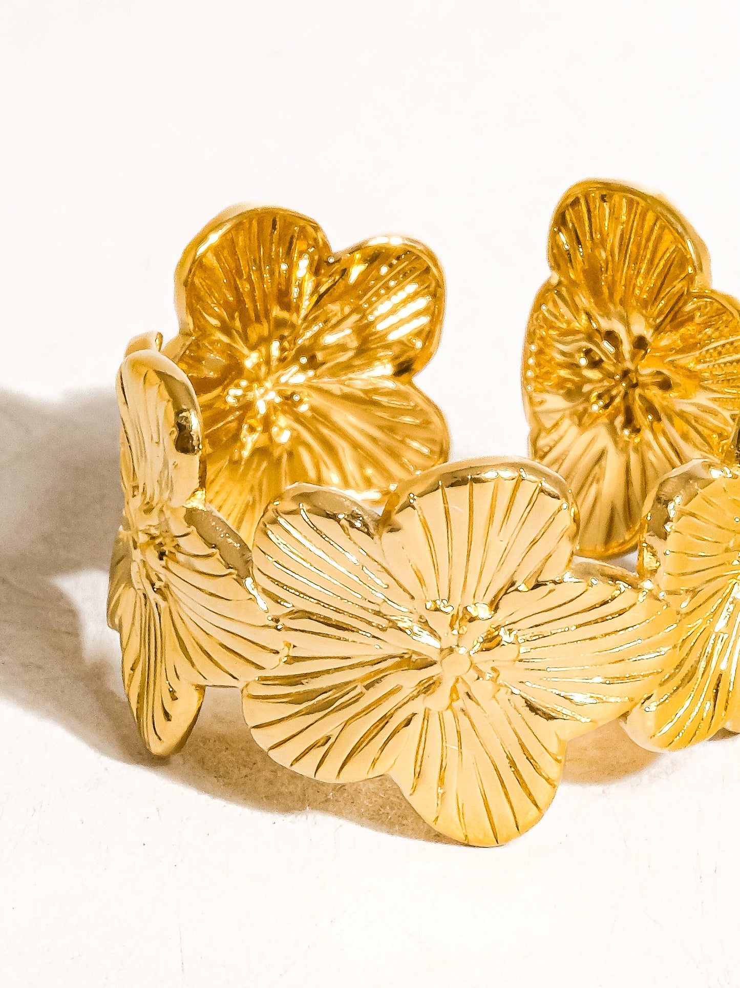 JOELLE 18K GOLD FLOWER RING